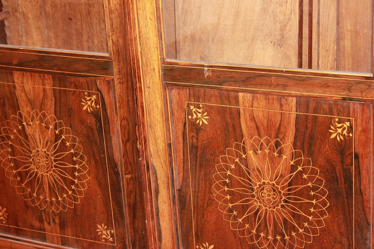 Grande Vetrina Libreria stile Carlo X in legno di Palissandro con ricchi motivi di intarsio metà XIX secolo