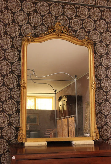 Grande specchiera francese dorata stile Luigi XV del 1800 con cimasa