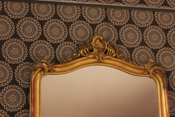 Grand miroir français doré de style Louis XV des années 1800 avec cymatium