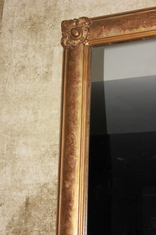 Specchiera simmetrica francese della seconda metà del 1800 stile Luigi XVI in legno dorato e inciso