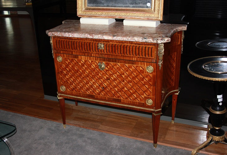 French Louis XVI chest of drawers from the 1800s richly inlaid with wavy sides