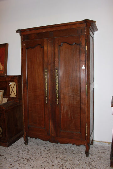 Armoire provençale française du 18ème siècle à 2 portes fermées en noyer