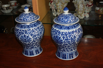 Paire de petits vases potiche chinois en porcelaine blanche et bleue avec couvercles
