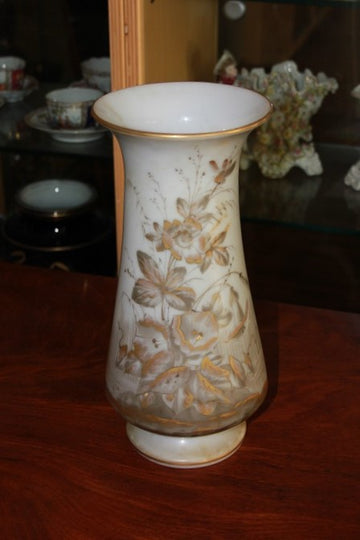 Vase français de la fin des années 1800 et début des années 1900 en Opaline à décor de fleurs et d'arbres dorés