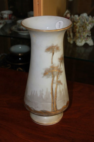 Vase français de la fin des années 1800 et début des années 1900 en Opaline à décor de fleurs et d'arbres dorés