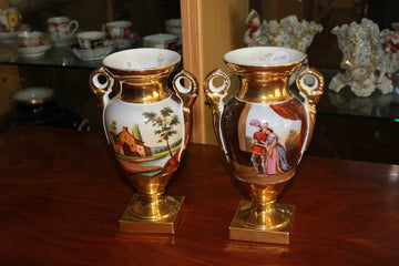 Paire de grands vases français du Vieux Paris Empire en porcelaine à décor de Scènes et Paysages Galants