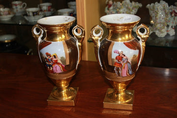 Paire de grands vases français du Vieux Paris Empire en porcelaine à décor de Scènes et Paysages Galants