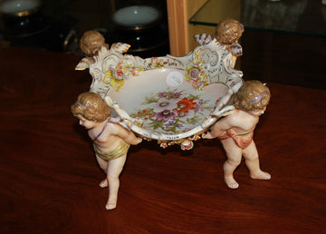 Support de table / Support en porcelaine des années 1800 à décor de Putti et de motifs floraux
