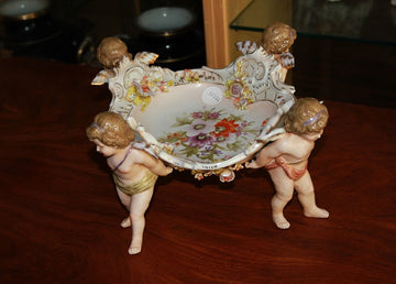 Centerpiece Stand / Stand in porcelain from the 1800s decorated with Putti and floral motifs