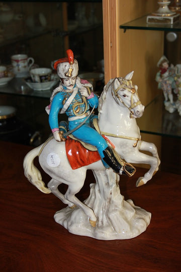 Scultura in porcellana Raffigurante Napoleone Bonaparte a cavallo XX secolo