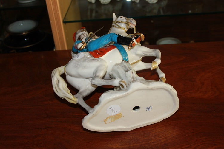 Scultura in porcellana Raffigurante Napoleone Bonaparte a cavallo XX secolo