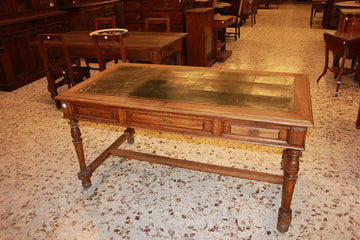 Bureau français de style Louis Philippe du 19ème siècle en bois de chêne
