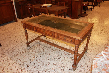 Bureau français de style Louis Philippe du 19ème siècle en bois de chêne