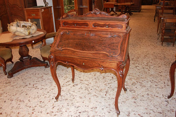 bureau a pente de style Louis Philippe en palissandre avec de riches motifs sculptés