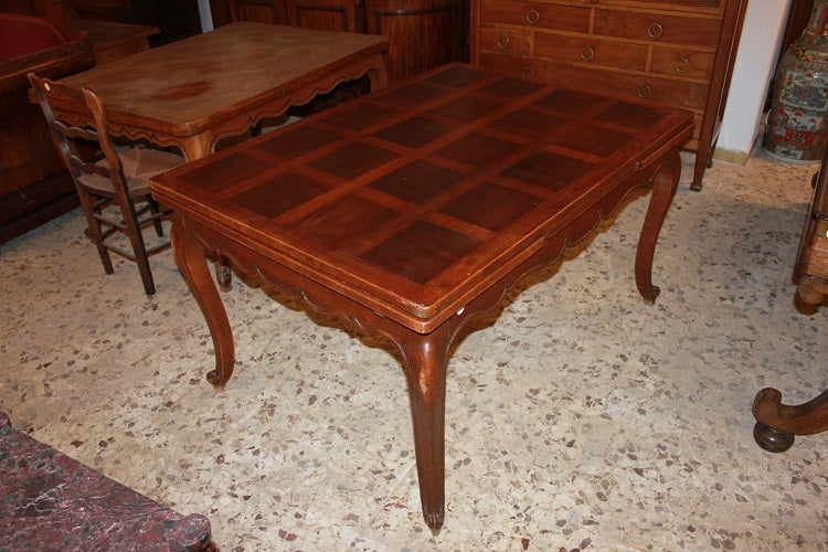 Tavolo allungabile provenzale di inizio 1900 in legno di ciliegio con piano parquettato