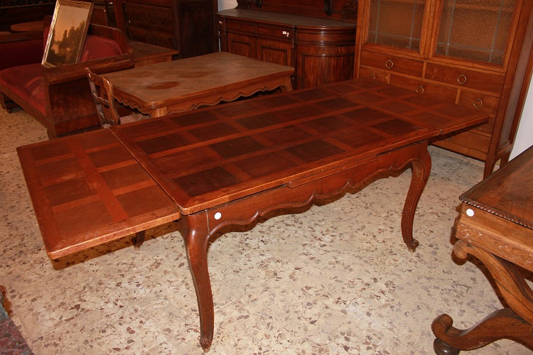 Tavolo allungabile provenzale di inizio 1900 in legno di ciliegio con piano parquettato