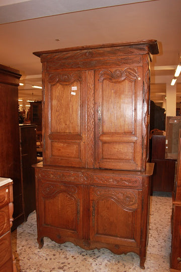 Credenza doppio corpo pronvenzale di fine XVIII secolo in legno di rovere con incisioni