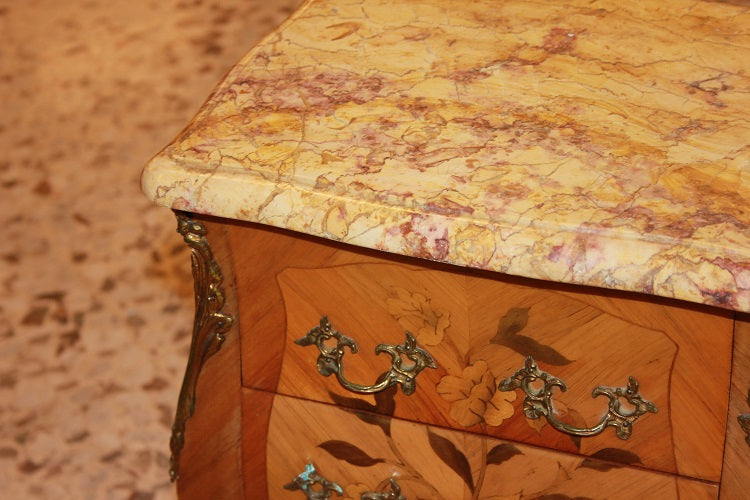 Coppia di comodini Luigi XV intarsiati con piano in marmo e ricchi motivi di intarsio