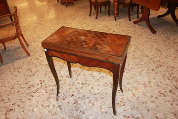 Table à jeux de style Louis XV, début du 19ème siècle, avec échiquier marqueté