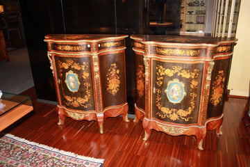 Paire de précieux petits enfilade en bois de style Louis XV richement marquetés de médaillon en porcelaine de Sèvres