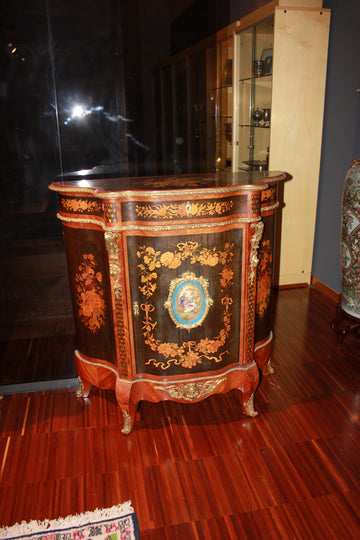 Coppia di preziosi credenzini piccoli servant stile Luigi XV in legno riccamente intarsiati con medaglione in porcellana Sevres
