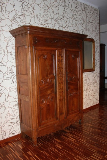 Grazioso armadietto provenzale francese del 1700 in legno di noce con ricchi motivi di intaglio