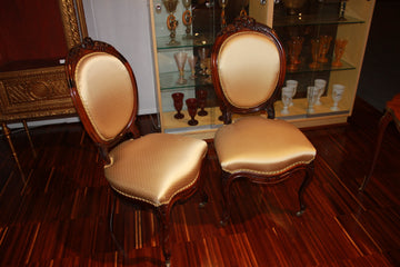 Groupe de 6 chaises françaises de style Louis Philippe à dossier orné de cymatium sculpté