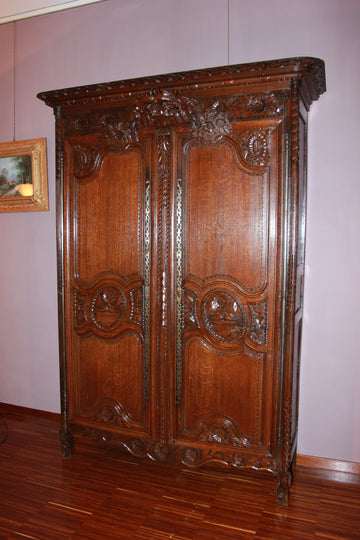 Armoire Mariage Normandie 1700 en bois de chêne richement sculpté