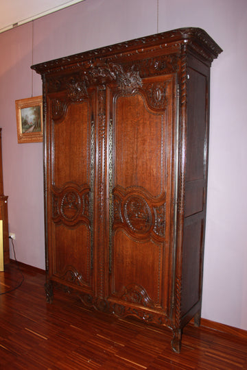 Armoire Mariage Normandie 1700 en bois de chêne richement sculpté