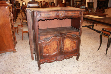 Credenza provenzale del 1700 in legno di noce e radica di noce con 2 ante e vano a giorno impreziosita di intagli