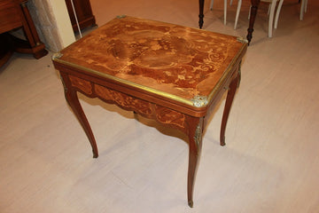 Grazioso tavolino da gioco francese del 1800 riccamente intarsiato Luigi XV