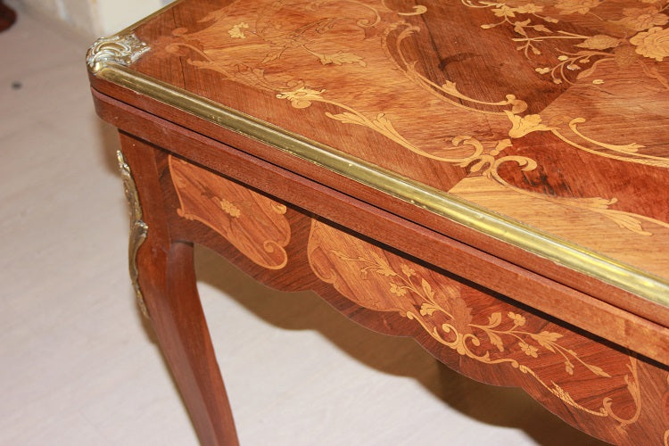 Grazioso tavolino da gioco francese del 1800 riccamente intarsiato Luigi XV