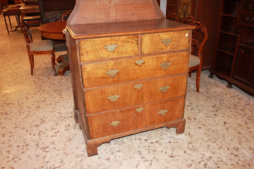 English chest of drawers from the 1700s, Queen Anne style, in walnut wood