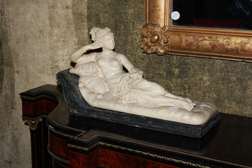 French marble sculpture from 1800 depicting Lady on Dormeuse
