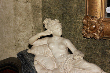 Scultura francese del 1800 in marmo raffigurante Dama su Dormeuse