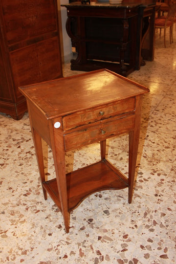 petite table avec 2 tiroirs et marqueteries de style Louis XVI français des années 1800 en bois de noyer