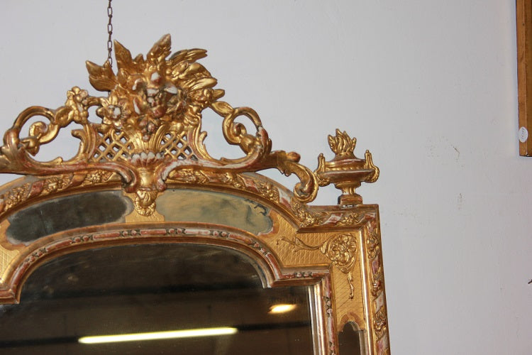 Specchiera Luigi XVI del 1800 dorata foglia oro con ricca cimasa