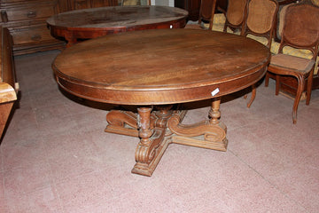 Table ovale de style Louis Philippe de la seconde moitié du 19ème siècle en bois de noyer