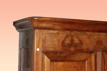 Grande armadio stile Direttorio in legno di noce XIX secolo con filettatura di intarsio