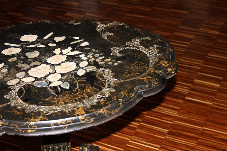 Tavolino Papier machè laccato nero con decori in madreperla e pitture