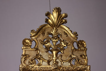 Miroir français de la seconde moitié du XVIIIe siècle en bois doré à la feuille d'or
