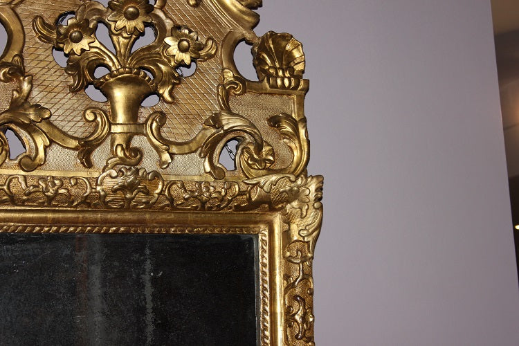 Specchiera francese della seconda metà 700 in legno dorato foglia oro