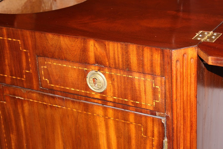 Credenza piattaia olandese di inizio 1800 stile Luigi XVI in legno di mogano e piuma di mogano