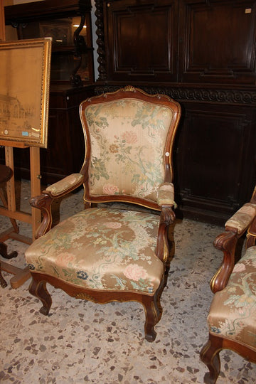Paire de fauteuils français du 19ème siècle, de style Louis XV, en noyer aux bords dorés