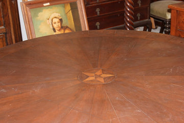 Grande tavolo spagnolo di inizio 1800 in legno di noce con motivo di intarsio