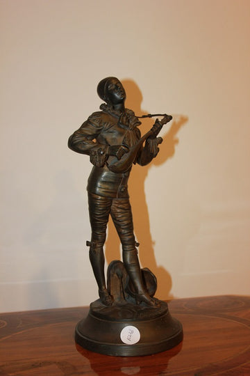 Petite sculpture française en bronze de 1800 représentant Pierrot à la guitare