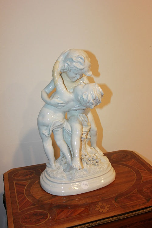 Gruppo scultoreo in ceramica Coppia di Amorini Putti del 1800