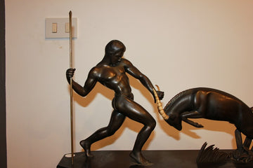 Grande scultura Decò in bronzo e marmo Raffigurante Uomo Primitivo con Ariete