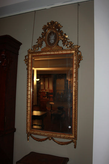 Magnifique miroir français de la première moitié du XIXème siècle, doré à la feuille d'or et riches frises