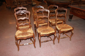 Groupe de 10 chaises de style provençal français en bois de noyer richement sculpté
